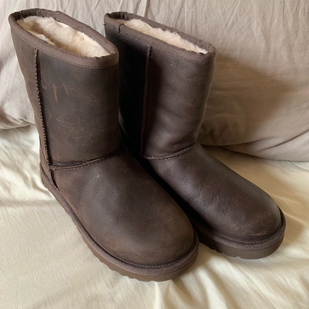 Ugg leather classic short women size 5